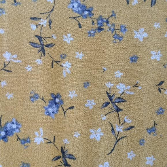 Cropped Tie-Front Summer Top - Picture 2 of 4